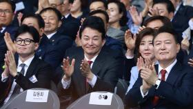 尹 참석 행사에 與 당권주자 나란히…羅·元·韓 '총선 책임론' 설전