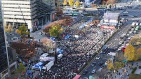 버스는 오지 않고 귀는 먹먹…주말 집회에 도심 '몸살'