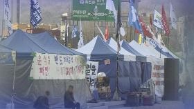 세계문화유산 앞 장악한 '농성 천막'…외국인들 
