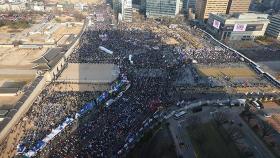 '탄핵 촉구'도 대규모 맞불 집회…민노총 등 합류해 도심서 행진