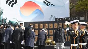 천안함 15주기, 여야 모두 추모했지만 '온도차'…현충원서 눈시울 붉힌 MB 