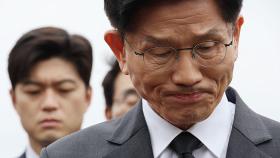 김문수, 5·18묘역서 '눈물'…