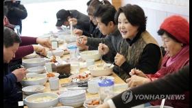 김정숙 여사, 코로나19 확진자 들른 식당 찾아 상인 위로·격려
