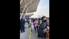 '봉쇄해제' 우한 기차역·톨게이트 '인산인해'…6만5천명 이동