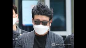 '아파트 경비원 폭행 의혹' 주민, 구속영장 실질심사 출석(종합)
