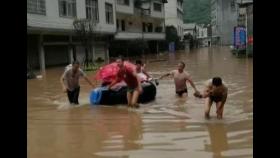 중국 홍수로 물에 띄운 비상용 타이어 위에서 아이 출산