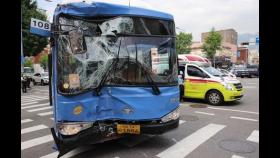 기사 의식잃은 시내버스 쌍문역 인근 건물 돌진…18명 다쳐(종합)
