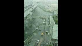 폭우에 만조 겹쳐 부산 동천 또 범람…주민 50여명 긴급대피