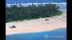 태평양 무인도 해변에 새겨진 'SOS'…조난 선원 3명 극적 구조