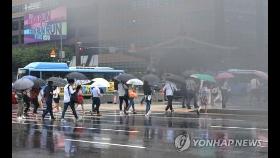 장마에 꽉 막힌 서울 도로…비에 젖고 마스크 쓰고 출근전쟁