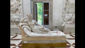 伊박물관서 유럽관광객이 '셀카'찍다 200년된 유명 조각상 파손