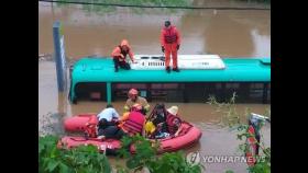 파주서 운행 중이던 시내버스 불어난 물에 잠겨…5명 구조