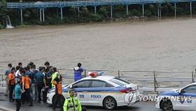 의암댐 실종자 수색작업 난항…헬기 7대·800여명 투입