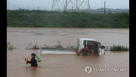 물 불어난 농로 지나던 트럭 침수…운전자 등 2명 구조