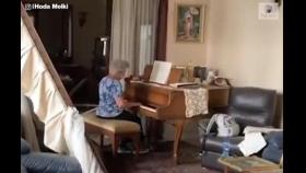 '잔해 속에서 피아노 연주'…레바논 여성 동영상이 준 감동