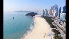'태풍 북상' 부산 해수욕장 입욕 금지·망루 결박·시설물 철거