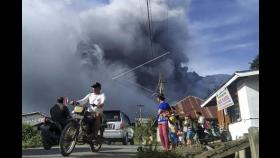 인도네시아 시나붕 화산 하루 3차례 분화…최근 활동 잦아