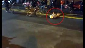 엎드려 있던 시위대 머리 위로 자전거 끌고 간 미국 경찰