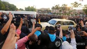 왕비차량에 저항상징 세손가락 경례…태국 반정부인사 2명 체포(종합)