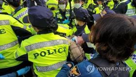 [1보] 사드기지 진밭교서 주민 해산 시작…경찰과 충돌 우려