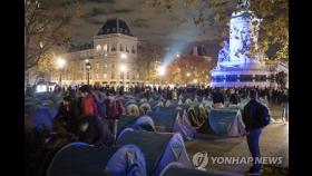 아무리 불법이라지만…난민 들어있는 텐트 질질 끌고간 佛경찰