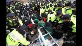 [3보] 경찰, 활동가 투신 소동에 주민 해산 중단
