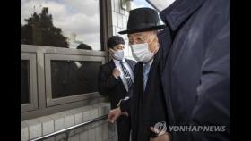 재판 출석 전두환, 선고 도중에도 고개 들고 '꾸벅꾸벅'