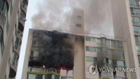 군포 아파트 12층서 불…2명 추락해 사망