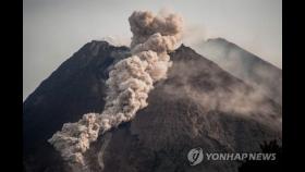 인도네시아 므라피화산 하루 22차례 분출…용암 흘러