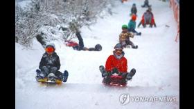 지구촌 북반구는 겨울 왕국…눈꽃 절경에 신난 아이들과 관광객