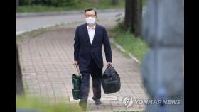 '뇌물수수 혐의' 김학의 8개월 만에 석방…취재진에 '묵묵부답'