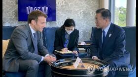 문대통령·마크롱 약식회담…첨단기술 산업 협력 논의