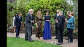 낯가리는 스가에 日누리꾼 'G7서 고립'…