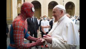교황 알현 행사에 스파이더맨 깜짝 등장…신자들과 셀카도