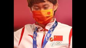 [올림픽] 중국 사이클 선수들, 시상대서 마오쩌둥 배지 '논란'