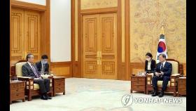 왕이, 한국에 '핵심이익 존중' 견제구 던지며 美포위 돌파 시도
