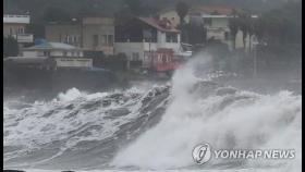 태풍 '찬투' 서귀포 남서쪽 해상서 북상…제주 산지 총 1천㎜ 비