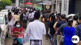 미얀마 여권발급사무소엔 긴 줄 장사진…젊은층 '쿠데타 탈출구'