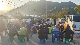 성주 사드 기지 이틀 만에 물품 등 반입 재개…주민 항의 집회