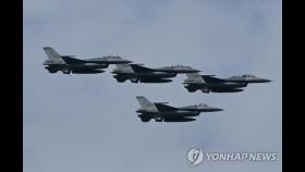 대만 최신 F-16V 64대 실전배치…총통 조종석 앉아 '항전의지'