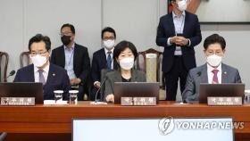 '턱걸이 개의' 尹정부 첫 국무회의…文의 장관 '어색한 동거'