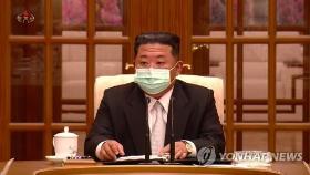 '마스크 쓴' 김정은 첫 공개…확진자 발생에 '노마스크' 포기
