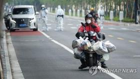 봉쇄 해제 앞둔 상하이 안정세…상하이 탈출 기차표값 폭등(종합)