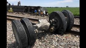 미 암트랙 열차, 트럭 충돌해 탈선…3명 숨져