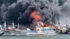 [2보] 제주 한림항 정박 어선서 '펑'…3척에 불, 1명 구조