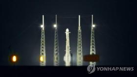 한국 첫 달탐사선 '다누리' 내일 미국서 발사…기립 완료(종합2보)