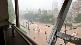 [집중호우] 군산 도로 곳곳 침수…시간당 70㎜ 폭우