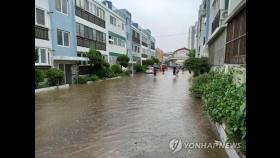 [집중호우] 집 천장 무너지고 도로 침수…전북 군산 232㎜ 폭우