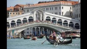 伊 베네치아 운하서 전동서핑 탄 민폐 관광객에 지역사회 '발끈'