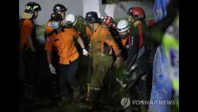 포항 지하주차장서 총 8명 구조…2명 생존·6명 심정지